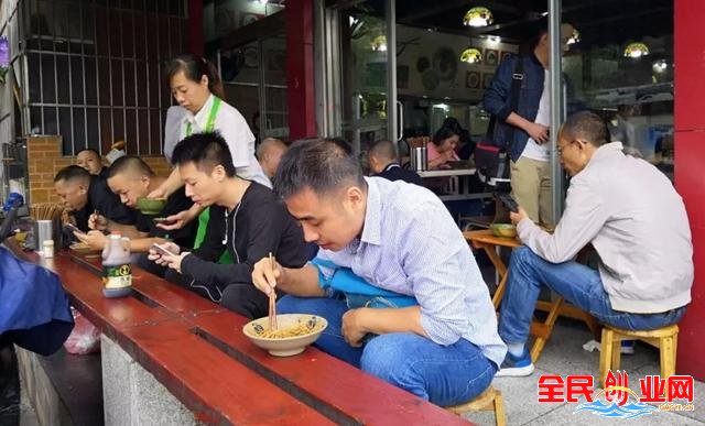 縣城冷門暴利生意餐飲店這樣做生意一年能賺200萬